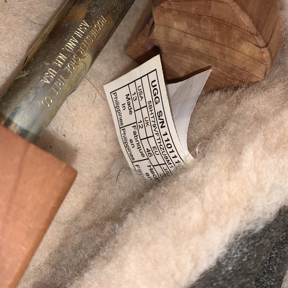 UGG suede sheepskin Ascot slippers 13 EUC - Picture 2 of 9